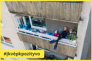 Erika Purauskytė su dukromis nustebino originalia idėja: hidrokostiumas ir rožiniai plaukai balkone