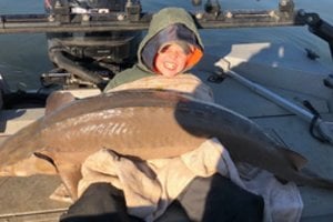 Tenesyje devynmetis berniukas sužvejojo įspūdingą laimikį – beveik 40 kg svėrusį eršketą