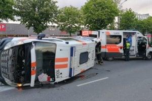 Kaune lengvasis automobilis rėžėsi į greitąją pagalbą – medikų mašina virto, sužeistas brigados narys
