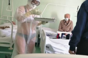Medicinos seselė nustebino savo apranga: pacientus nuo viruso gydė būdama pusnuogė