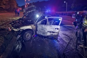Vilniuje visiškai sudegė į stulpą įsirėžęs automobilis: pavojus kilo dėl nutrauktų aukštos įtampos elektros laidų