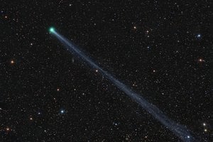 Naktiniame danguje virš Lietuvos – metų kometa