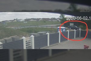 Klaipėdos policija sukelta ant kojų, reikia ir visuomenės pagalbos – į automobilį per jėgą sugrūsta mergina