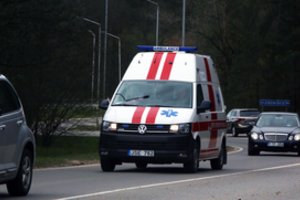 Vilniaus r. nuo kelio skriejo „Nissan“, vairuotojas ligoninėje
