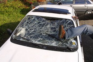 Panevėžyje – vandalizmo proveržis: chuliganai ant mašinos stogo surengė siaubiantį šokį