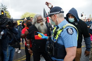 Australijoje tūkstančiai žmonių dalyvavo eisenose už rasinę lygybę 