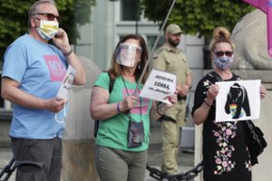 Lenkijoje motinų grupė protestavo prieš prezidento retoriką gėjų atžvilgiu: „Mes bijome dėl savo vaikų“
