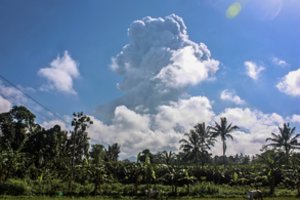 Aktyviausias Indonezijos ugnikalnis vėl išspjovė didžiulį pelenų debesį