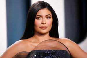 Kylie Jenner pasipuošė maudymosi kostiumėliu ir sukėlė apkalbų bangą: ir ji atsigulė po skalpeliu?