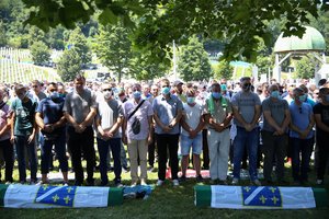Bosnijos musulmonai mini Srebrenicos žudynių 25-ąsias metines