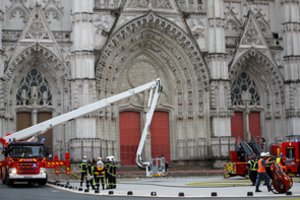 Prancūzijos ugniagesiai suvaldė gaisrą katedroje, skaičiuojama žala