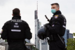 Frankfurte suimti beveik 40 agresyvių „koronavakarėlio“ dalyvių