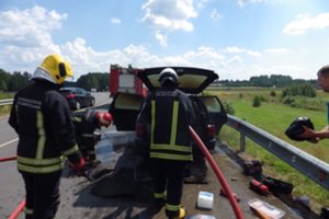 Molėtuose degė „VW Passat“, ugniagesiai perspėja, kad gesintuvas automobiliuose būtinas
