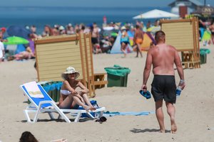 Paplūdimiuose klesti nelegali prekyba alkoholiu ir čeburekais: papasakojo, kokių gudrybių imasi prekiautojai