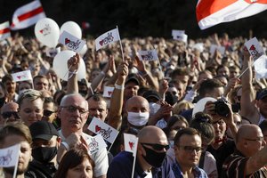 Minske – tūkstantinės minios demonstracija: susirinko palaikyti opozicijos kandidatę