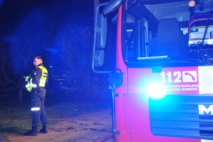 Avarija Plungės rajone: ugniagesiai vaduoja po vilkiku automobilyje įstrigusius žmones