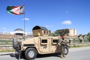 Afganistane tęsiasi paliaubos, paleisti šimtai kalintų talibų