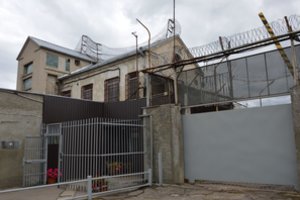 Greta Pravieniškių pataisos namų tvoros su narkotikais sulaikyti du vyrai