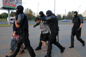 Baltarusijos OMON vėl kibo į darbą: praneša apie prasidėjusius sulaikymus