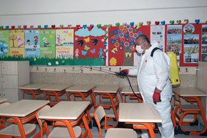 Turkijoje dėl koronaviruso epidemijos moksleivių sugrįžimas į klases mėnesį atidedamas