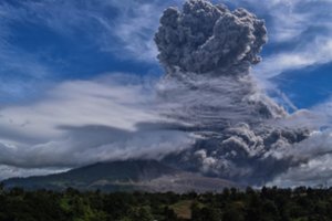 Išsiveržęs Sinabungo ugnikalnis į dangų išspjovė 2 km pelenų stulpą, paskelbtas įspėjimas lėktuvams