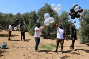 Izraelis surengė antskrydžių prieš „Hamas“ taikinius dėl balionų atakų iš Gazos