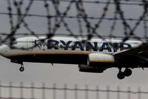 „Ryanair“ penktadaliu mažina rudenį numatytų skrydžių skaičių