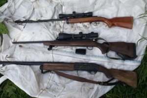 Raseinių pareigūnai vietos gyventojo namuose rado ginklų ir naminukės