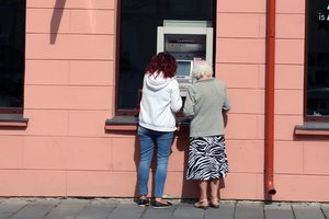 Suaugusieji neišsiverčia be tėvų pagalbos – pinigų prašo net iš pensininkų