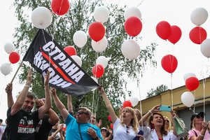 Dešimtoji protestų Baltarusijoje diena: pranešė apie trečiąją protestuotojo mirtį, vyksta mitingas prie kalėjimo