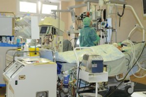 Santaros klinikose – pirmą kartą atlikta sudėtinga kaulų persodinimo operacija: prireikė kelių donorų