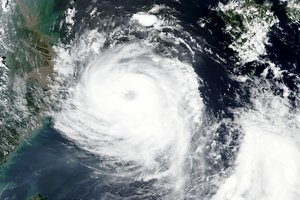 Korėjos pusiasalį niokos grėsmingai artėjantis taifūnas: vėjo greitis siekia 162 km/val.