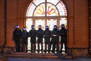 Minske vėl siaučia OMON pajėgos: uždarę žmones bažnyčioje jų neišleidžia, sutriko mobilusis ryšys 