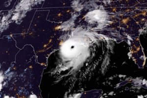 Uraganas „Laura“ jau tapo galingesnis už „Katriną“, dalis Luizianos gali atsidurti po vandeniu
