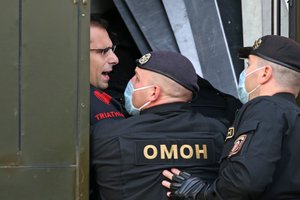 Minske – tūkstantinė protestuotojų minia: OMON sulaikė 13 žurnalistų