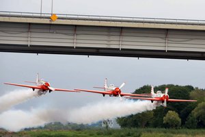 Aviacijos šventės metu Kaune pilotų trijulė atliko unikalų triuką