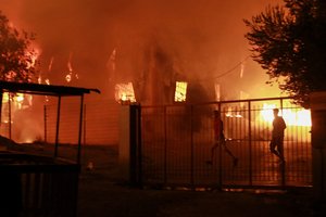 Graikų ministras: gaisrą migrantų stovykloje Lesbo saloje pradėjo prieglobsčio prašytojai