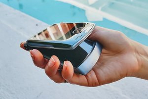 „Motorola“ pristatė atnaujintą sulenkiamą telefoną
