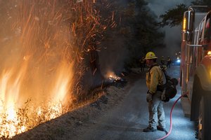 JAV vakaruose siaučiant didžiuliams gaisrams, D. Trumpas žada apsilankyti Kalifornijoje