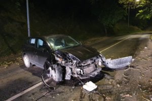 Girta vairuotoja Vilniaus centre į medį sudaužė automobilį ir užblokavo gatvę