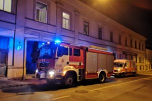 Gelbėtojai skubėjo į pagalbą moteriai Vilniuje, ant kurios nukrito namų lubos