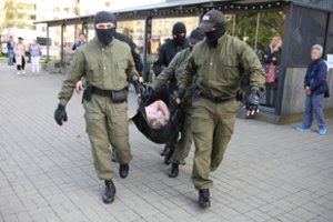 Baltarusijos opozicijai rengiantis protestams, į Minską siunčiama šarvuotoji technika