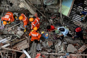 Sėkminga operacija: gelbėtojai iš po namo griuvėsių ištraukė penkis gyvus žmones