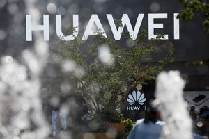 Užsidegus „Huawei“ pastatui Kinijoje žuvo trys žmonės