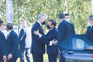 Į Ruklą atvykusį E. Macroną pasitiko susijaudinę NATO kariai: akis į akį susitiko už uždarų durų