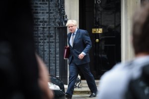 Borisas Johnsonas apie šalies lygio griežtą karantiną: tai būtų „katastrofa“