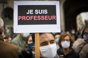 Prancūzijoje vyks solidarumo mitingai, skirti pasmerkti išpuolį prieš istorijos mokytoją