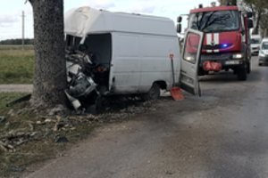 Greta Šilutės į medį rėžėsi mikroautobusas: vairuotojas žuvo, kūną laisvino ugniagesiai