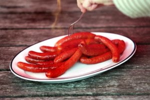 ES ūkininkai siekia uždrausti vadinti produktus be mėsos „mėsainiais“ ar „dešrelėmis“