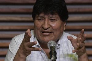 Iš Bolivijos pasitraukęs E. Moralesas žada „anksčiau ar vėliau“ sugrįžti į savo šalį